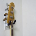 賃貸でもギターを壁掛けにできる！画期的な壁収納グッズ「壁美人 ギターヒーロー」を購入しました！！